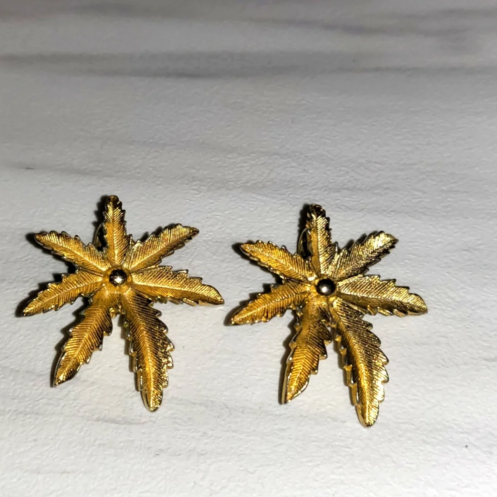Vintage Sarah Coventry Leaf Earrings, Clip On’s, Goldtone‎